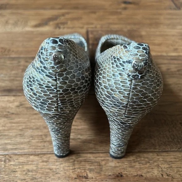 Stuart Weitzman Logo Plainfield Peep Toe Pumps Heels Mushroom Snakeskin Size 9 - Picture 7 of 11